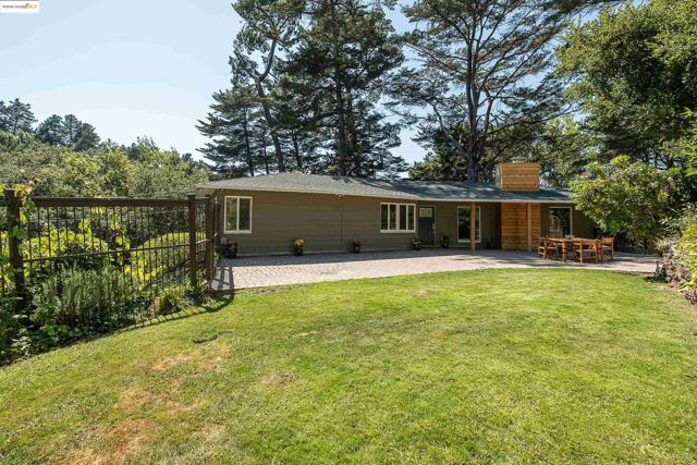 6537 Aitken Dr, Oakland CA: https://media.crmls.org/mediaz/b84ef664-efb1-49c5-8997-bac0712de694.jpg