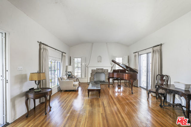 6281 Drexel Avenue, Los Angeles CA: https://media.crmls.org/mediaz/b8506d7c-2589-47cb-afa4-ed02473f5134.jpg
