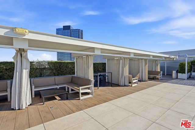 530 S Hewitt Street, Los Angeles CA: https://media.crmls.org/mediaz/b8507ab6-6e41-4860-b884-f25824436986.jpg