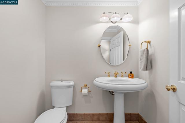 32 Kensington Ct, Alamo CA: https://media.crmls.org/mediaz/b850ec07-b863-48f9-a33c-6aabd88abe8e.jpg
