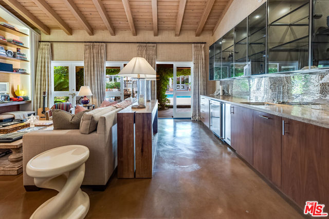812 N BEDFORD Drive, Beverly Hills CA: https://media.crmls.org/mediaz/b8510f7f-c001-466b-90a8-fc9e5afe0c9d.jpg