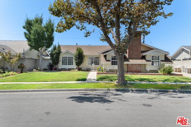 11521 Davenport Road, Los Alamitos CA: https://media.crmls.org/mediaz/b8523963-dadc-4f51-a6b6-72a77daf736a.jpg
