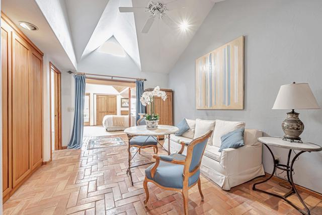 2210 Avenida De La Playa, La Jolla CA: https://media.crmls.org/mediaz/b8537eed-03c0-471b-bdfe-6f2550a32461.jpg