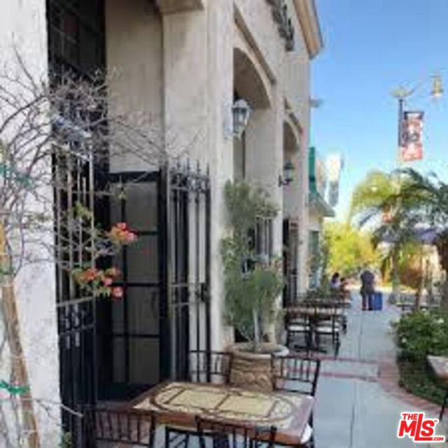 2121 James M Wood Boulevard, Los Angeles CA: https://media.crmls.org/mediaz/b8549e87-01c3-4752-ad33-35996bfbf9e9.jpg