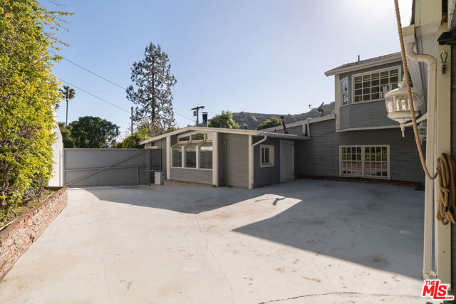 2020 Coldwater Canyon Drive, Beverly Hills CA: https://media.crmls.org/mediaz/b855823d-7246-4e9a-878d-bc472d4097b9.jpg