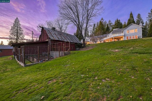 11417 Red Dog Rd, Nevada City CA: https://media.crmls.org/mediaz/b855dc77-70b8-480b-a769-3ec45aee0a1a.jpg