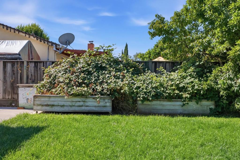 https://media.crmls.org/mediaz/b8562627-9d46-4e34-aa2b-2b98f6d0f014.jpg?preset=X-Large