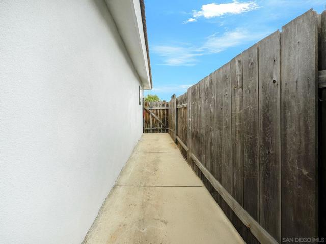 1427 Signal Ave, San Diego CA: https://media.crmls.org/mediaz/b85695f0-713b-4557-a7bf-ebff10e9ac58.jpg