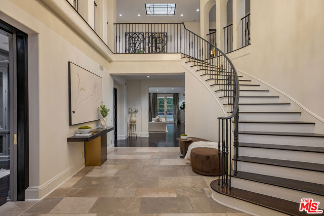 706 N Crescent Drive, Beverly Hills CA: https://media.crmls.org/mediaz/b857befa-d0d9-4995-bc8b-d78366aa0472.jpg