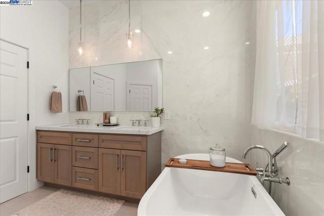 3319 Besana Dr, El Dorado Hills CA: https://media.crmls.org/mediaz/b8586dc5-0e8a-44e2-8d41-0e082f6622b3.jpg
