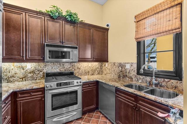 118 Paseo Bravo, Palm Desert CA: https://media.crmls.org/mediaz/b858732b-0760-4a64-8e40-ba4c1398deb5.jpg