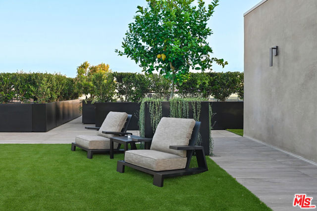 350 N Palm Drive, Beverly Hills CA: https://media.crmls.org/mediaz/b858f987-dac2-45fb-93e4-db268148cab9.jpg