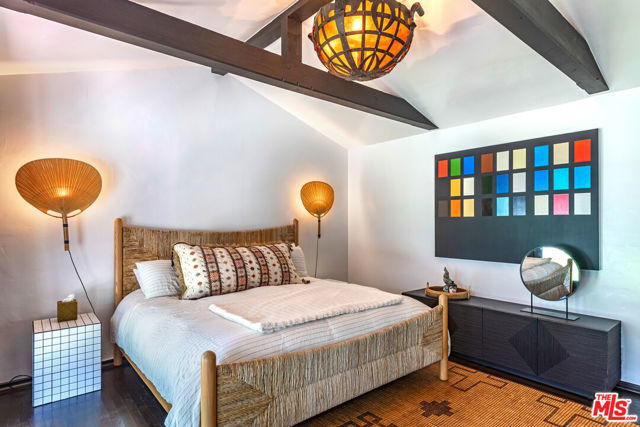 820 N Roxbury Drive, Beverly Hills CA: https://media.crmls.org/mediaz/b85a1782-703b-442c-ae20-a18fee2d4cc0.jpg