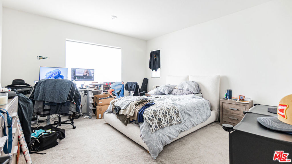 https://media.crmls.org/mediaz/b85a451e-1fc7-4dec-84f6-e8f50715accd.jpg?preset=X-Large