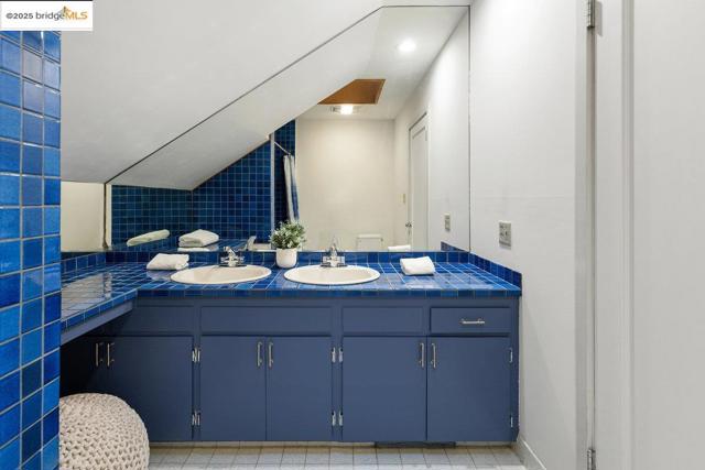 99 Lexford Rd, Piedmont CA: https://media.crmls.org/mediaz/b85b1a46-797c-4c47-86ab-9dc0daa9e521.jpg