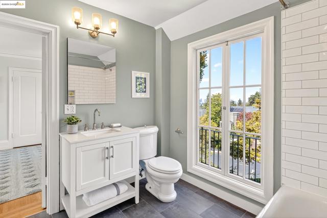 1145 Mandana Blvd, Oakland CA: https://media.crmls.org/mediaz/b85b3bf2-a0af-4e9e-8713-b84bd936e94a.jpg