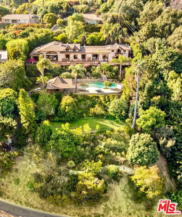 20404 Little Rock Way, Malibu CA: https://media.crmls.org/mediaz/b85b5be6-97f2-4a78-a82f-5559ebcbe83e.jpg