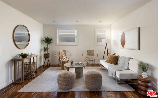 2432 Cloy Avenue, Venice CA: https://media.crmls.org/mediaz/b85b83aa-f015-45ac-9b96-49b518b06849.jpg