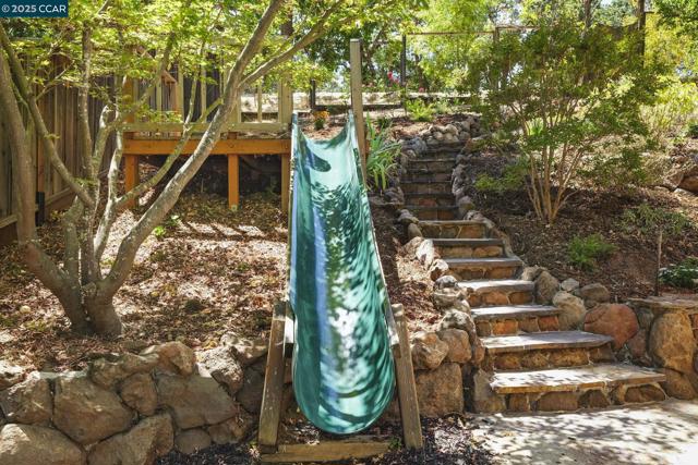 71 Maple Ln, Walnut Creek CA: https://media.crmls.org/mediaz/b85bc8b5-0bca-4062-8482-8b4e01d516f7.jpg