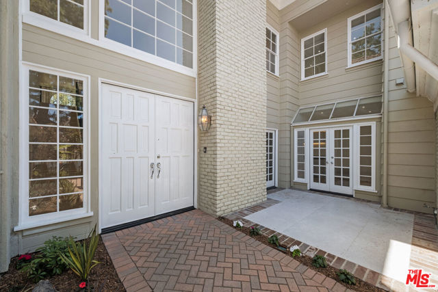 12330 Ridge Circle, Los Angeles CA: https://media.crmls.org/mediaz/b85c0c5c-1c94-4261-84a3-57c058ca5f0c.jpg