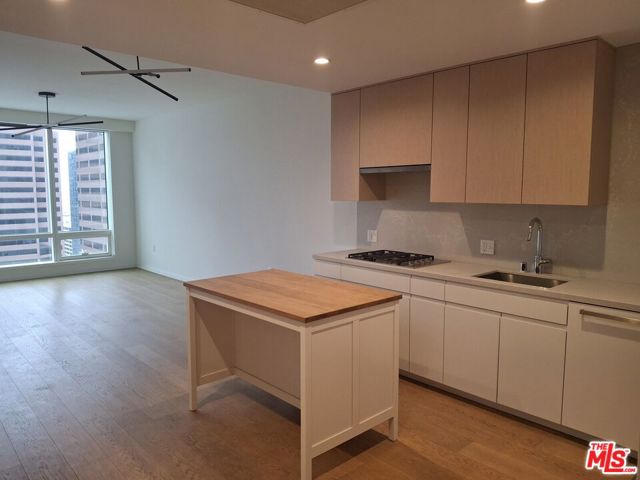 877 Francisco Street, Los Angeles CA: https://media.crmls.org/mediaz/b85c51dd-e6e0-4fb9-9e2d-1d550d47f443.jpg