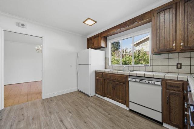 915 Berry Avenue, Los Altos CA: https://media.crmls.org/mediaz/b85d7516-d664-4316-b10d-8db916872f2e.jpg
