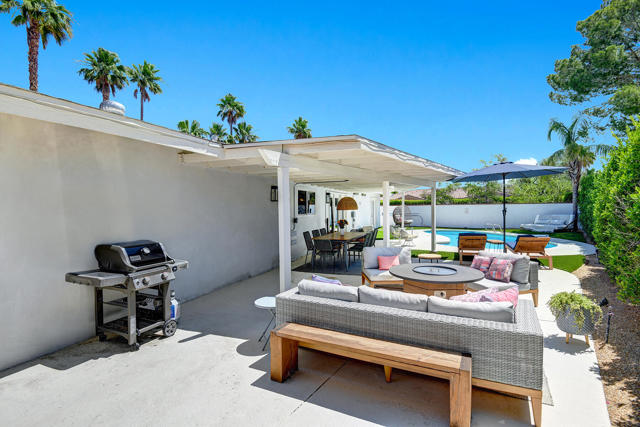 1373 E Madero Circle, Palm Springs CA: https://media.crmls.org/mediaz/b85da564-1498-4048-a583-c2c0485f39dc.jpg