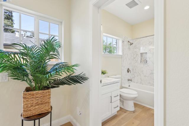 Image 32 of 60 For 227 Holmes St