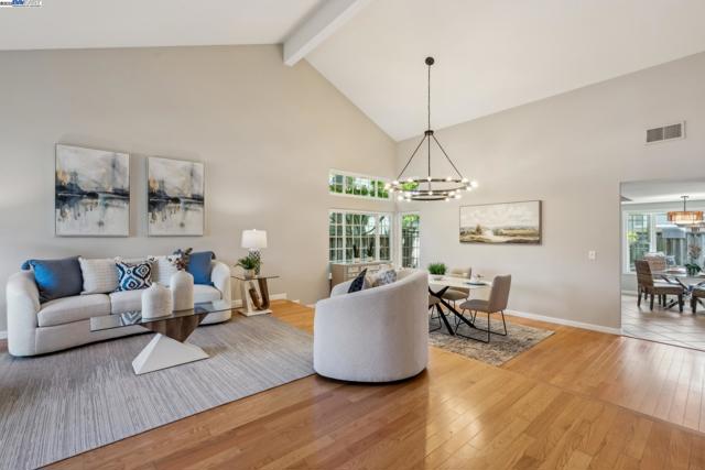 82 Applegate Way, Alameda CA: https://media.crmls.org/mediaz/b85e817b-f48d-410a-9e65-1a0eca7cb24f.jpg