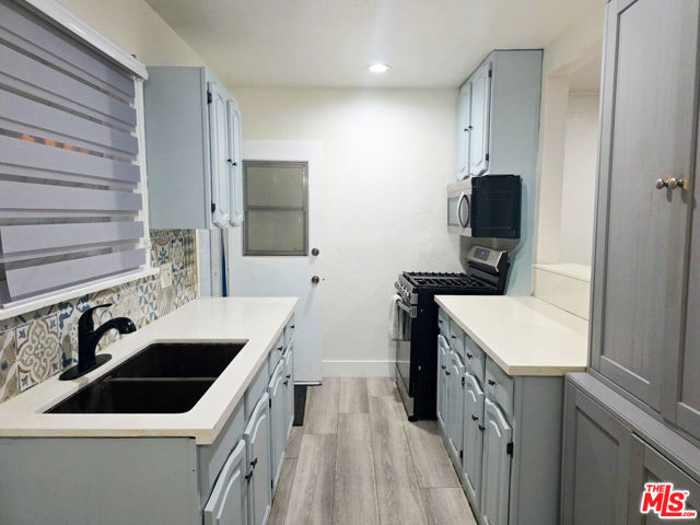 1111 N Spring Avenue, Compton CA: https://media.crmls.org/mediaz/b85e8236-1905-4969-808e-3e796a968cb8.jpg