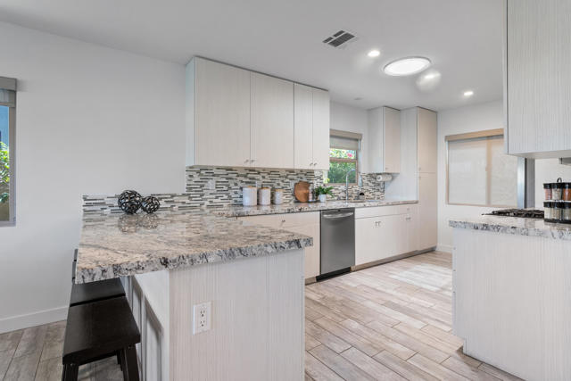 52540 Avenida Juarez, La Quinta CA: https://media.crmls.org/mediaz/b85ea256-945a-4e93-b084-5842cdeba8ff.jpg
