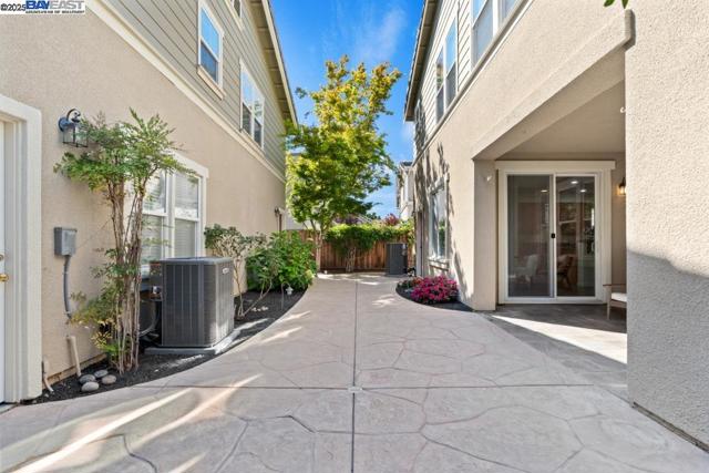 1525 Whispering Oaks Way, Pleasanton CA: https://media.crmls.org/mediaz/b85ff985-e9dc-42f8-a676-df306c4ec4e1.jpg