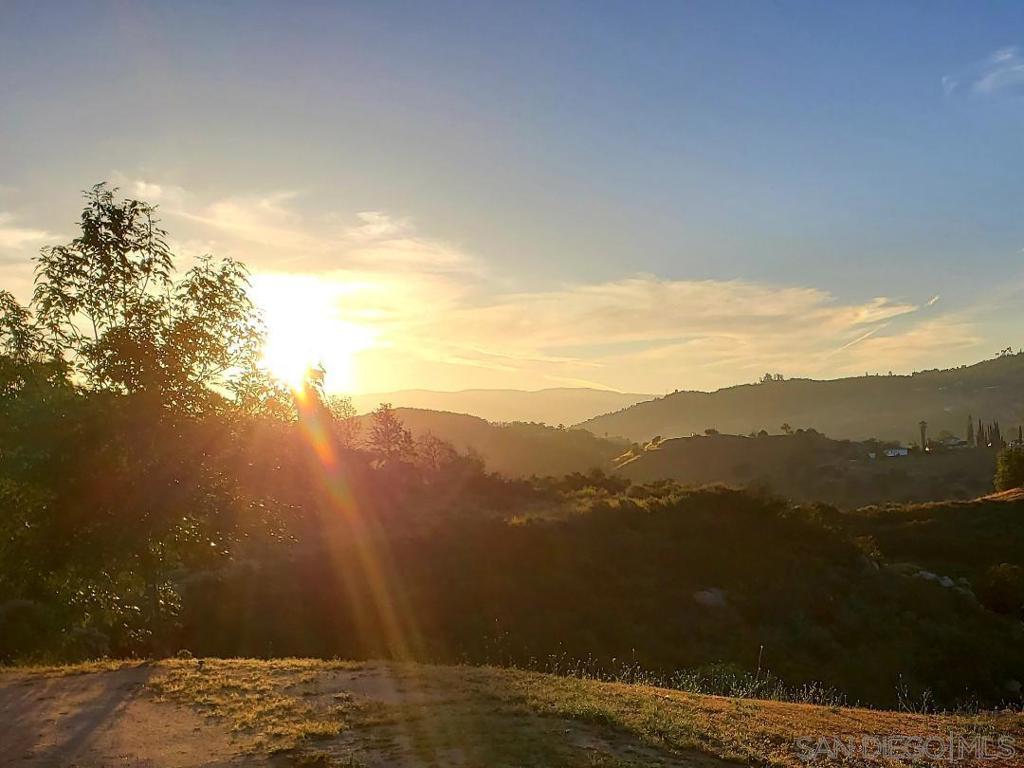 https://media.crmls.org/mediaz/b860dbdc-604d-4256-851e-f0fb1ac76cfe.jpg?preset=X-Large