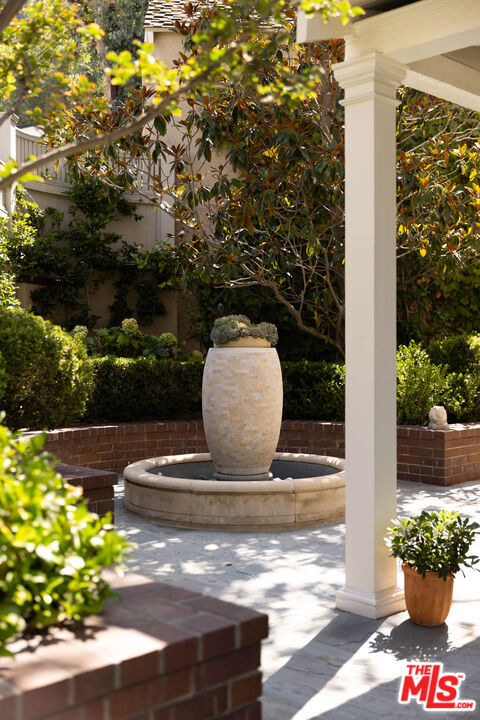 1612 Sunset Plaza Drive, Los Angeles CA: https://media.crmls.org/mediaz/b860f478-d404-46c4-8294-bce4582881cd.jpg