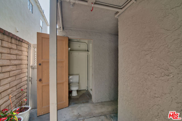 127 Abalone Avenue, Newport Beach CA: https://media.crmls.org/mediaz/b861898b-9d6b-416c-baea-c08bc057dca6.jpg