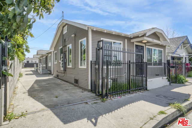 1256 Exposition Boulevard, Los Angeles CA: https://media.crmls.org/mediaz/b862249a-19bd-437e-95fc-400cab3223b4.jpg