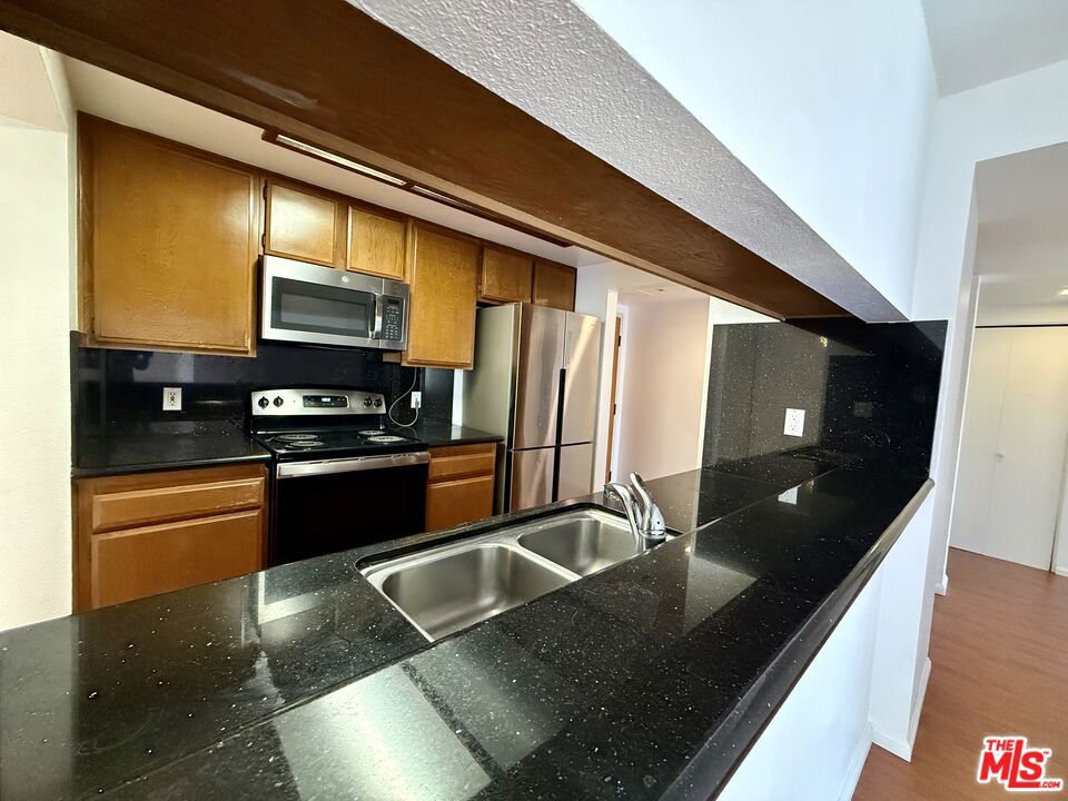 https://media.crmls.org/mediaz/b8637dbd-e34d-4ba9-8cac-598ba0689221.jpg?preset=X-Large