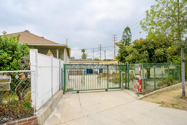 5621 Carlota Boulevard, Los Angeles CA: https://media.crmls.org/mediaz/b8639bef-dd64-432d-b9de-82480b531295.jpg