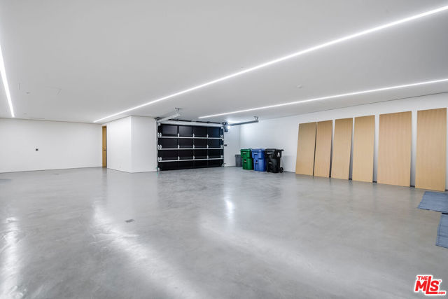 9016 Thrasher Avenue, Los Angeles CA: https://media.crmls.org/mediaz/b863bc2c-b0bc-4661-9e91-25ac09f8bdd1.jpg