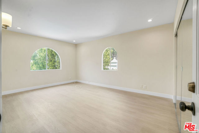 209 N Doheny Drive, Beverly Hills CA: https://media.crmls.org/mediaz/b8643db2-12d8-469b-823a-06c68f8d47ea.jpg