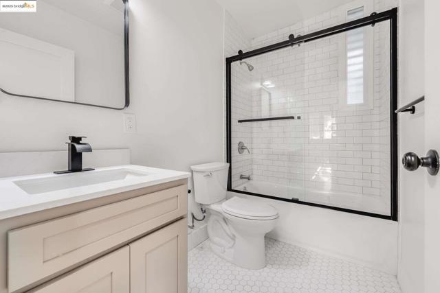 1238 12Th St, Oakland CA: https://media.crmls.org/mediaz/b86452d7-3b19-40f2-91b4-2d8a8a96f752.jpg