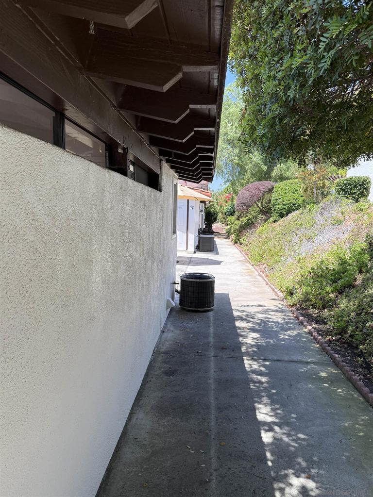 https://media.crmls.org/mediaz/b86470e6-582b-4ea6-b394-dae466b02534.jpg?preset=X-Large