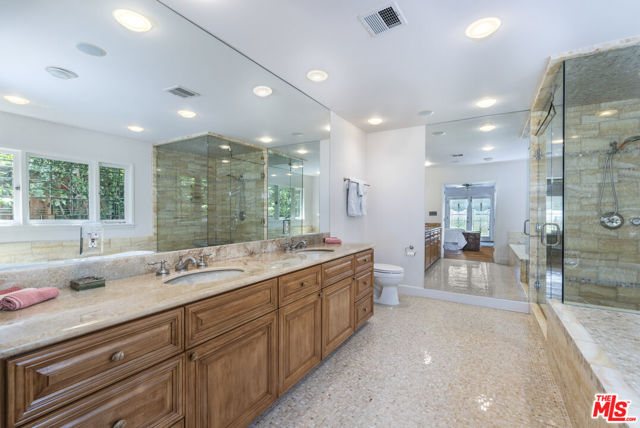 4981 Noeline Avenue, Encino CA: https://media.crmls.org/mediaz/b86514ec-e596-40ec-a612-36f941d874ee.jpg