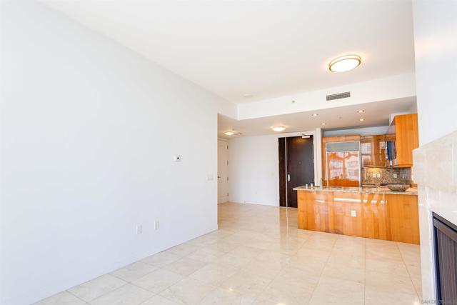 550 Front St, San Diego CA: https://media.crmls.org/mediaz/b865e55a-2b90-43c7-894e-8d48eb1cdd7b.jpg