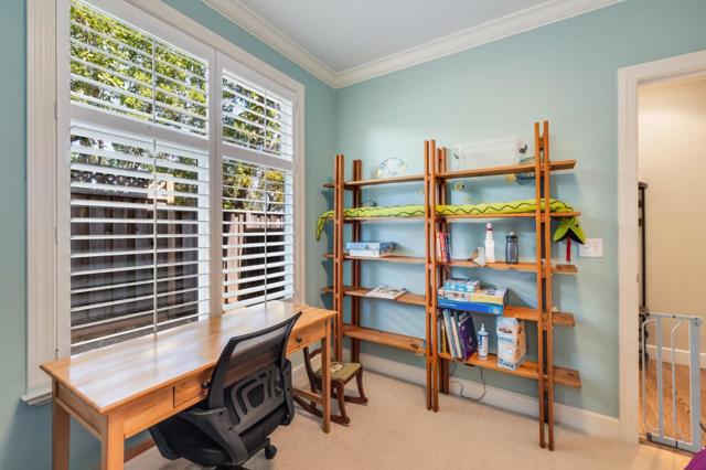 992 Lakeview Way, Redwood City CA: https://media.crmls.org/mediaz/b865f32a-fbec-4be8-bd18-fa573fe88340.jpg