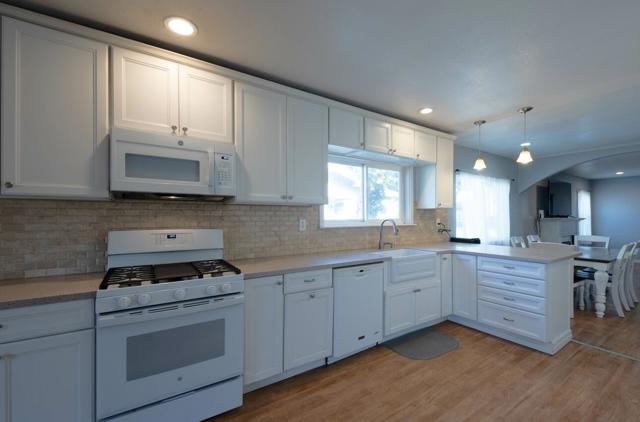 121 OAK Street, Salinas CA: https://media.crmls.org/mediaz/b86604aa-a97a-4304-8b5f-f2d03b905c1b.jpg