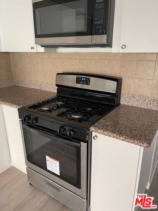 15013 Hartsook Street, Sherman Oaks CA: https://media.crmls.org/mediaz/b8665301-03e8-4e96-8748-65440deedb84.jpg