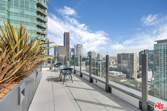 901 S Flower Street, Los Angeles CA: https://media.crmls.org/mediaz/b8680068-8690-4dc9-b2fc-b0112c6158e9.jpg