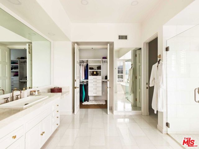 2113 Stoney Hill Road, Los Angeles CA: https://media.crmls.org/mediaz/b8685af8-fb2e-4a0b-b70f-6dd16636e73e.jpg