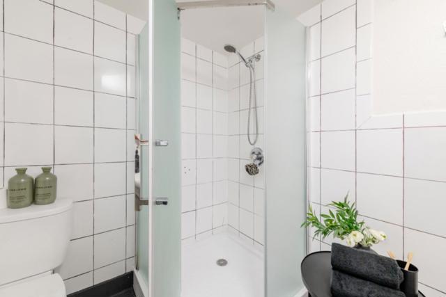 850 W Grand Avenue, Oakland CA: https://media.crmls.org/mediaz/b868993c-e308-4c02-9d5f-cdff9516c599.jpg
